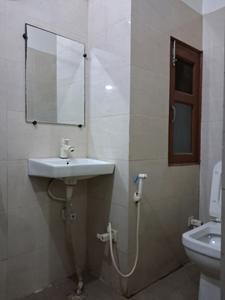 Common Bathroom Image of 1000 Sq.ft 1 RK Apartment / Flat for rent in Sector 104 Noida for Rs. 16000