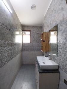 Bathroom Image of 1250 Sq.ft 2 BHK Builder Floor for rent in Sector 46 Gurgaon for Rs. 33500