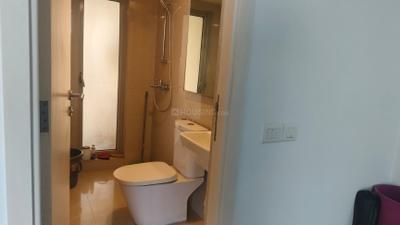 Bathroom Image of 400 Sq.ft 1 RK Apartment / Flat for rent in Hiranandani Solitaire, Thane West Thane for Rs. 27000