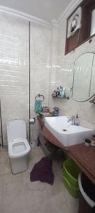 Bathroom Image of 1800 Sq.ft 3 BHK Builder Floor for sale in Lajpat Nagar New Delhi for Rs. 43500000