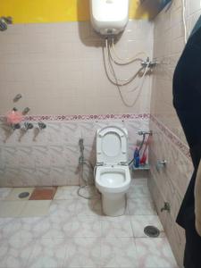 Bathroom Image of 1250 Sq.ft 1 BHK Builder Floor for rent in Gomti Nagar Lucknow for Rs. 16000