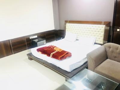 Bedroom Image of Urbanroomz Coliving pg Greenwoods in Sector 45, Gurgaon