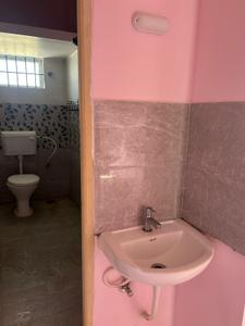 Bathroom Image of 650 Sq.ft 1 BHK Independent House for rent in Singanayakanahalli Bengaluru for Rs. 9000