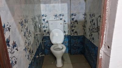Bathroom Image of 650 Sq.ft 1 BHK Independent House for rent in Babuganj Lucknow for Rs. 12000