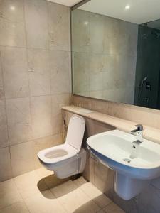 Bathroom Image of 3212 Sq.ft 4.5 BHK Apartment / Flat for sale in Panchshil Towers, Kharadi Pune for Rs. 43000000