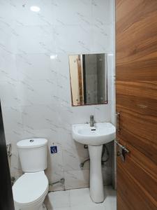 Bathroom Image of 1050 Sq.ft 2 BHK Builder Floor for rent in Sector 43 Gurgaon for Rs. 40000