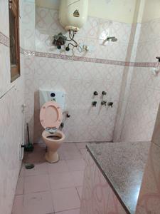 Bathroom Image of 1800 Sq.ft 2 BHK Builder Floor for rent in Sector 41 Noida for Rs. 32000