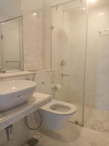Bedroom Four Image of 2000 Sq.ft 4 BHK Apartment / Flat for sale in Piramal Mahalaxmi, Worli Mumbai for Rs. 110000000