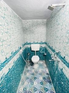 Bathroom Image of 1350 Sq.ft 3 BHK Builder Floor for rent in Hafiz Baba Nagar Hyderabad for Rs. 15000