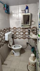 Bathroom Image of 500 Sq.ft 1 BHK Builder Floor for rent in Sudama Nagar Indore for Rs. 15000