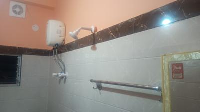 Bathroom Image of 400 Sq.ft 1 RK Independent House for rent in Teghoria Kolkata for Rs. 10000