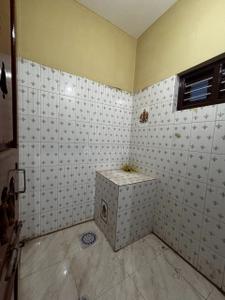 Bathroom Image of 800 Sq.ft 2 BHK Builder Floor for rent in Kalasapur Gadag for Rs. 7000
