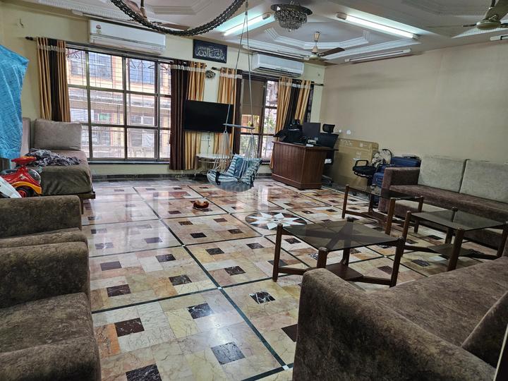 Pydhonie, Mandvi Hall 1