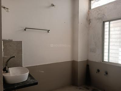 Bathroom Image of 900 Sq.ft 2 BHK Apartment / Flat for rent in Scheme No 140 Indore for Rs. 17500