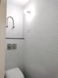 Common Bathroom Two Image of 2000 Sq.ft 3 BHK Apartment / Flat for sale in Highland Apartment, Sector 12 Dwarka New Delhi for Rs. 29500000