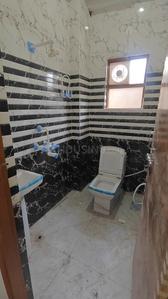 Bathroom Image of 450 Sq.ft 1 RK Apartment / Flat for rent in Sector 51 Noida for Rs. 18000