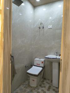 Common Bathroom Image of 950 Sq.ft 2 BHK Builder Floor for sale in Indirapuram Ghaziabad for Rs. 5800000