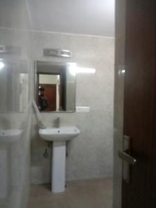 Common Bathroom Image of 1800 Sq.ft 3 BHK Apartment / Flat for sale in DDA Flats Vasant Kunj, Vasant Kunj New Delhi for Rs. 40000000