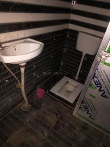 Bathroom Image of 900 Sq.ft 2 BHK Apartment / Flat for rent in Kalyanpur (West) Lucknow for Rs. 15000
