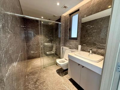 Bathroom Image of 2800 Sq.ft 4 BHK Apartment / Flat for sale in Rustomjee Crown, Prabhadevi Mumbai for Rs. 190000000
