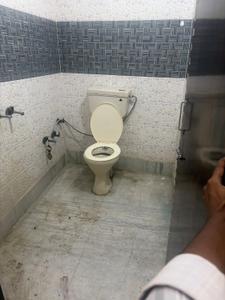 Bathroom Image of 900 Sq.ft 3 BHK Builder Floor for rent in Shastri Nagar New Delhi for Rs. 19999