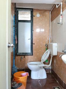 Common Bathroom Image of 950 Sq.ft 2 BHK Apartment / Flat for rent in Godrej Emerald, Kasarvadavali Thane for Rs. 27000