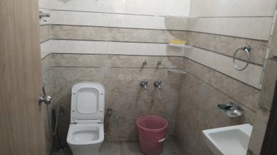Bathroom Image of 600 Sq.ft 1 BHK Apartment / Flat for rent in Vasant Kunj New Delhi for Rs. 32000