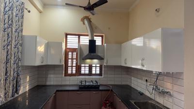 Kitchen Image of 1850 Sq.ft 2 BHK Builder Floor for rent in Indira Nagar Lucknow for Rs. 24500