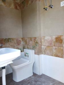 Common Bathroom Image of 550 Sq.ft 1 BHK Apartment / Flat for rent in Palam Vihar Extension Gurgaon for Rs. 15000