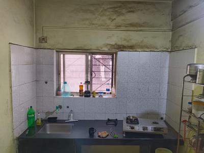 Kitchen Image of 800 Sq.ft 2 BHK Apartment / Flat for rent in Dhanlaxmi Apartment, Narayan Peth Pune for Rs. 15000