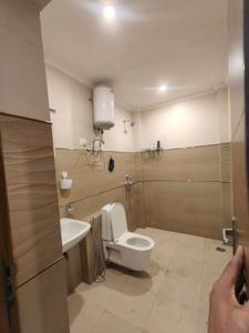 Bathroom Image of 1200 Sq.ft 2 BHK Builder Floor for rent in Sector 46 Gurgaon for Rs. 32000