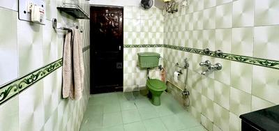 Bathroom Image of 1800 Sq.ft 6 BHK Independent House for sale in Sector 15 Gurgaon for Rs. 50000000