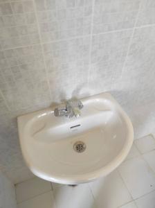 Bathroom Image of 1078 Sq.ft 2.5 BHK Apartment / Flat for sale in UP Awas Evam Vikas Parishad AEV Goverdhan Enclave, Vrindavan Yojana Lucknow for Rs. 6000000