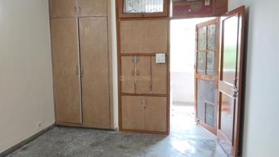 Bedroom Image of 1000 Sq.ft 2 BHK Apartment / Flat for rent in Meena Apartments, Patparganj New Delhi for Rs. 26000