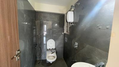 Bathroom Image of 425 Sq.ft 1 BHK Apartment / Flat for rent in Deraiya Iconico, Kurla East Mumbai for Rs. 45000