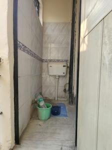 Bathroom Image of 1000 Sq.ft 3 BHK Builder Floor for rent in Mayur Vihar Phase 1 New Delhi for Rs. 26500