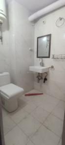 Bathroom Image of 1400 Sq.ft 2 BHK Builder Floor for rent in Green Park New Delhi for Rs. 50000
