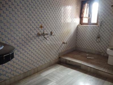 Bathroom Image of 5000 Sq.ft 8 BHK Independent House for rent in Bariatu Housing Colony Ranchi for Rs. 55000