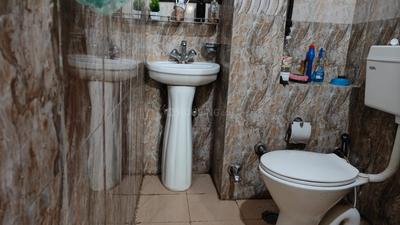 Bathroom Image of 800 Sq.ft 2 BHK Independent House for rent in Dharamsala Kangra for Rs. 15000