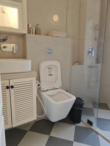 Common Bathroom Image of 1000 Sq.ft 2 BHK Apartment / Flat for rent in Raheja Acropolis, Chembur Mumbai for Rs. 70000