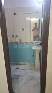 Bathroom Image of 550 Sq.ft 1 BHK Apartment / Flat for rent in Vaishali Ghaziabad for Rs. 16000