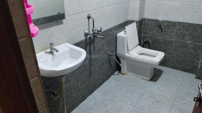 Bathroom Image of 600 Sq.ft 1 BHK Independent House for rent in DLF Phase 3 Gurgaon for Rs. 22000