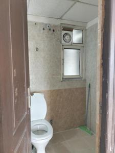 Common Bathroom Image of 950 Sq.ft 2 BHK Apartment / Flat for rent in Gardenia Glory, Sector 46 Noida for Rs. 27000