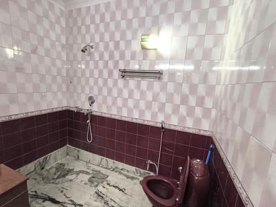 Bathroom Image of 4400 Sq.ft 3.5 BHK Builder Floor for rent in Sector 14 Faridabad for Rs. 45000