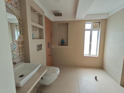 Bathroom Image of 1250 Sq.ft 3 BHK Apartment / Flat for sale in Vile Parle East Mumbai for Rs. 40500000