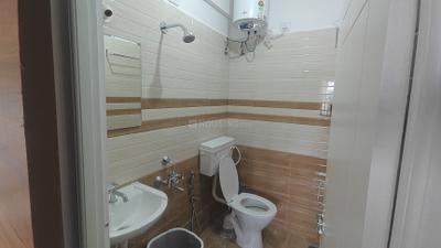 Bathroom Image of 650 Sq.ft 1 BHK Apartment / Flat for rent in Thanisandra Bengaluru for Rs. 25000