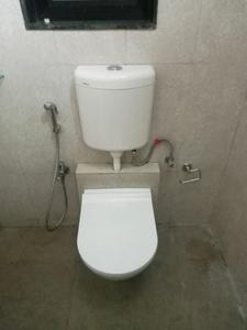 Common Bathroom Image of 600 Sq.ft 2 BHK Apartment / Flat for rent in Dadar East Mumbai for Rs. 72000