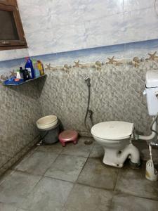 Bathroom Image of 850 Sq.ft 1.5 BHK Independent House for rent in Delta II Greater Noida for Rs. 16000