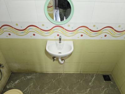 Bathroom Image of 3000 Sq.ft 2 BHK Apartment / Flat for rent in Siddartha Nagar Kakinada for Rs. 17000
