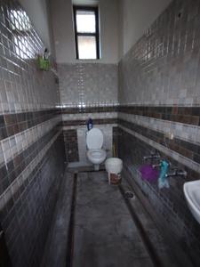 Bathroom Image of 800 Sq.ft 2 BHK Builder Floor for rent in Ganeshpur Roorkee for Rs. 9000